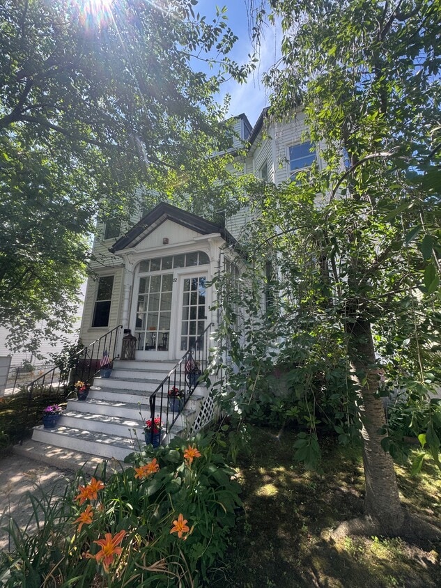 Primary Photo - 82 Thurston St