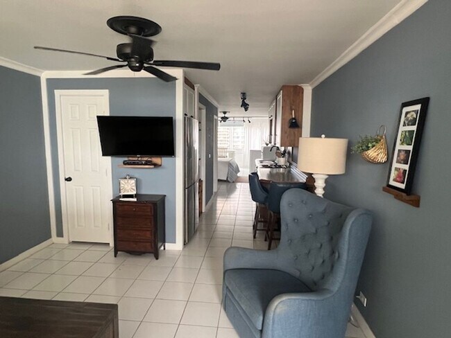 Foto del edificio - Fully Furnished One Bedroom Overlooking Pool on Ena Road in Waikiki