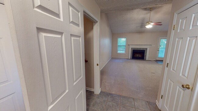 Building Photo - Spacious 3 Bedroom Ranch w/ Bonus Room cen...
