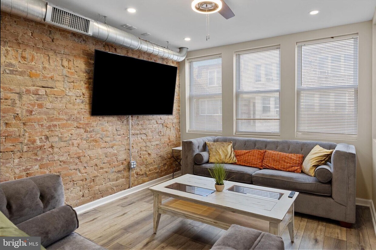 Foto principal - 3226 W Hilton St