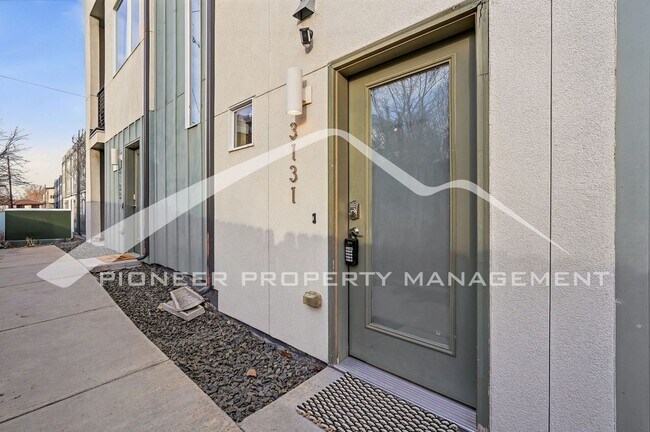 Foto del edificio - Gorgeous Townhome with Central AC and Rooftop Deck