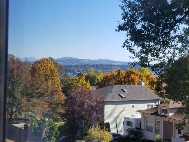 Building Photo - 2 bedroom in SEATTLE WA 98122