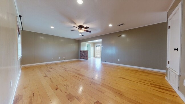 Building Photo - 8251 W Sh-21