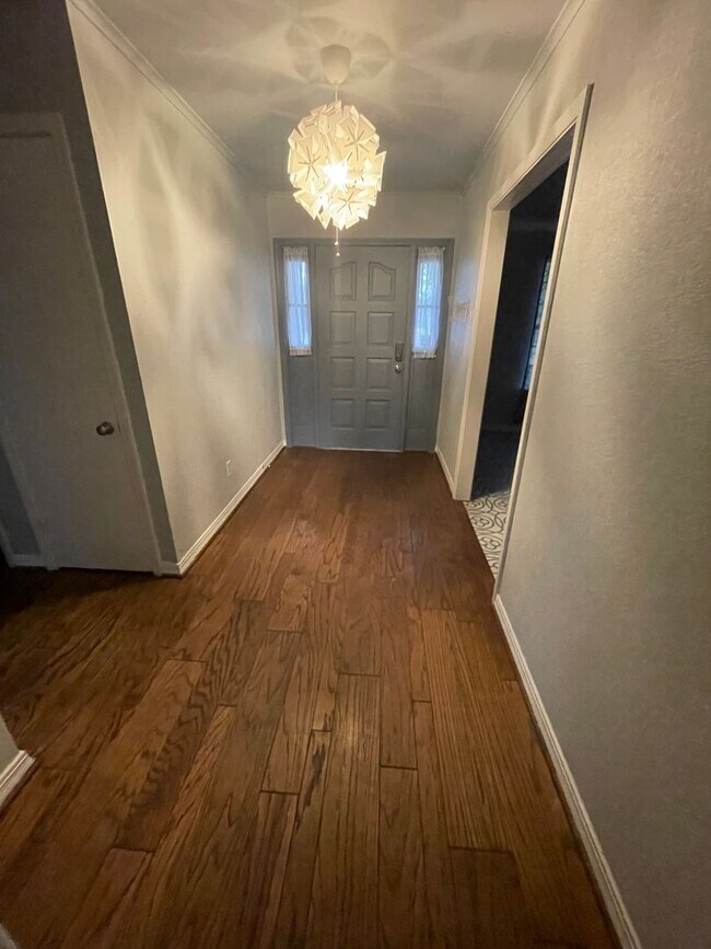 Building Photo - Gorgeous 4 Bedroom Home in University Terrace