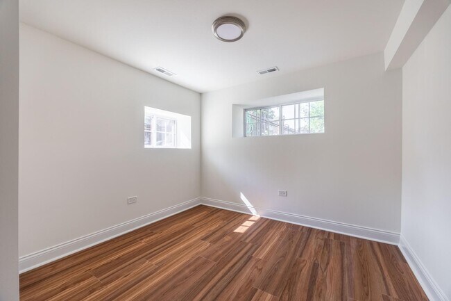Foto del edificio - 3100 N Harding Ave