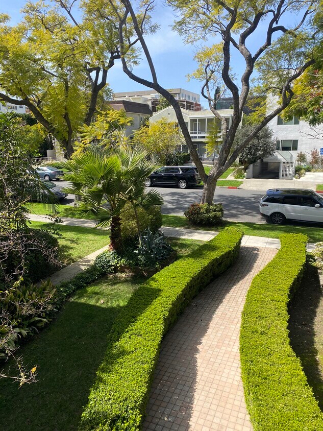 Foto principal - 350 N Oakhurst Dr