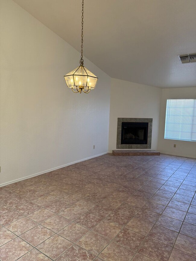 Foto del edificio - 3 Bed 2 Bath home in the highly desirable Northwest Tucson area. New paint and Carpet!