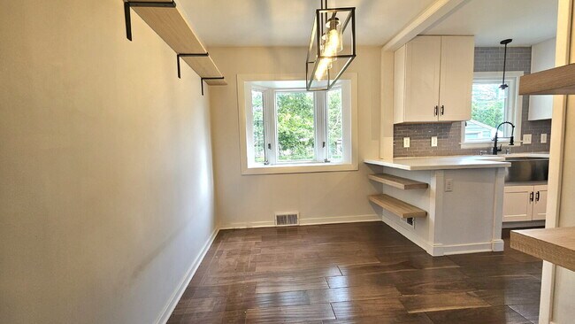 Foto del edificio - Beautiful 3-Bed, 3-Bath Haven with 1,901 Sq Ft of Comfort in St Louis Park with yard. 7/1/2026