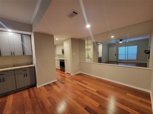 Foto del edificio - 5711 Sugar Hill Dr