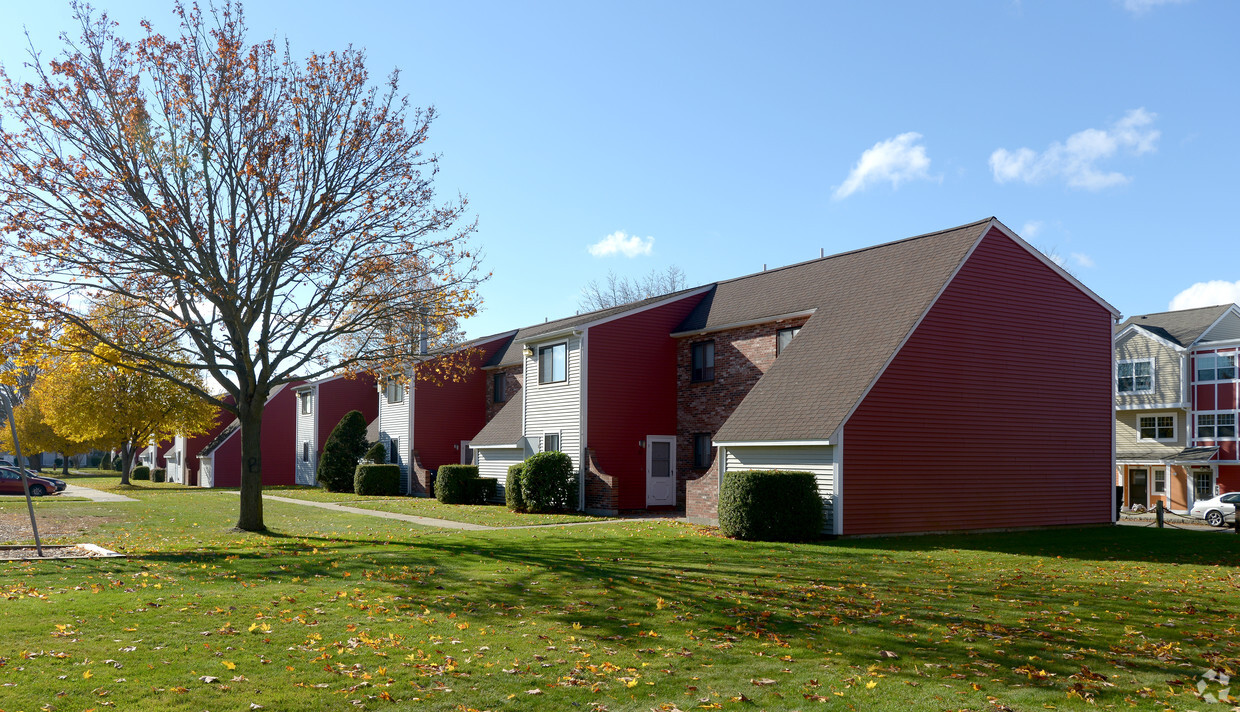 Building Photo - Bedford Towers Townhouses