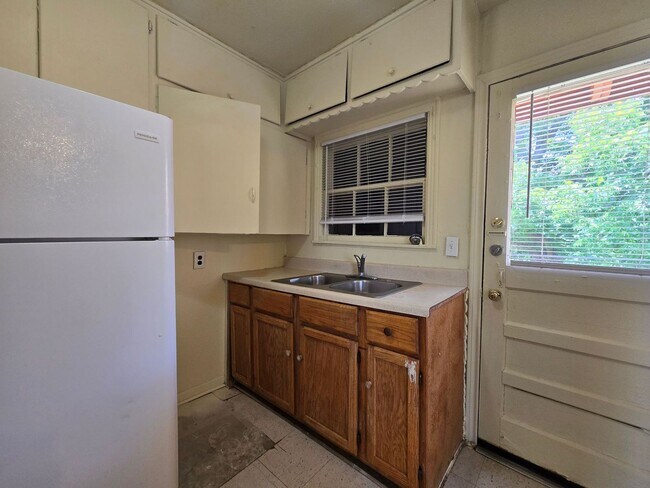 Foto del edificio - AVAILABLE NOW!