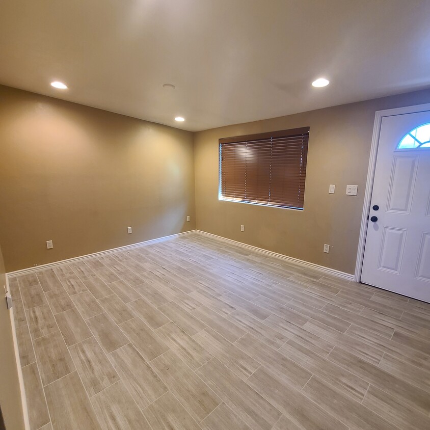 Living room (View 1) - 3011 E Blacklidge Dr