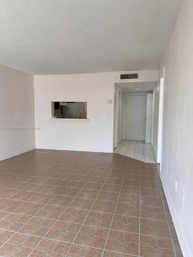 Foto del edificio - 484 NW 165th St