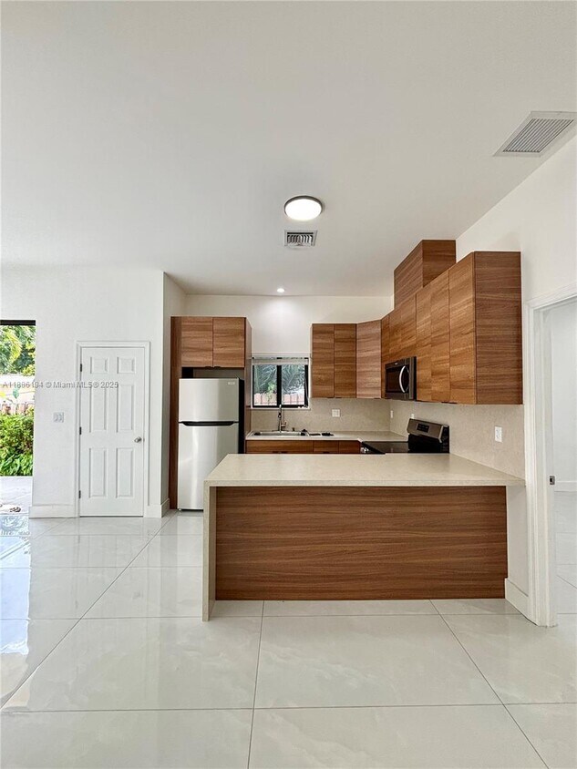 Foto principal - 5737 Cleveland St