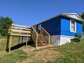 Building Photo - 235 Monarch Ln