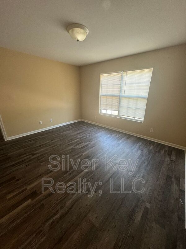 Building Photo - 220 Willow Creek Drive