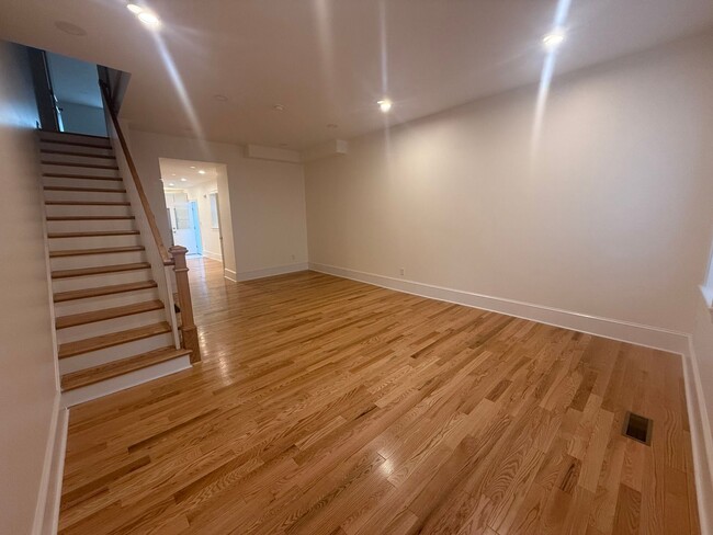 Building Photo - Brand new renovated 3 bedroom, 3.5 bathroo...