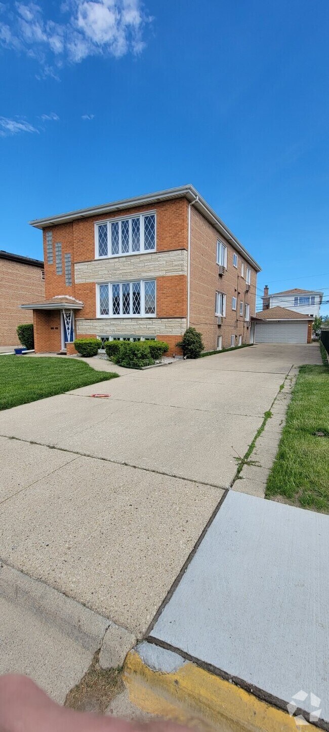Building Photo - 8336 W Berwyn Ave