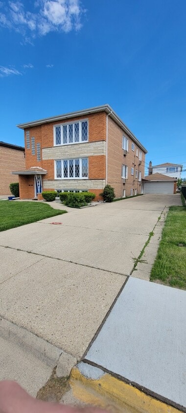 Primary Photo - 8336 W Berwyn Ave