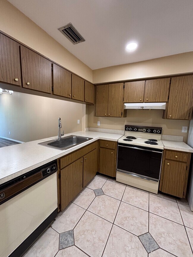 Building Photo - 2 Bed/2 Bath