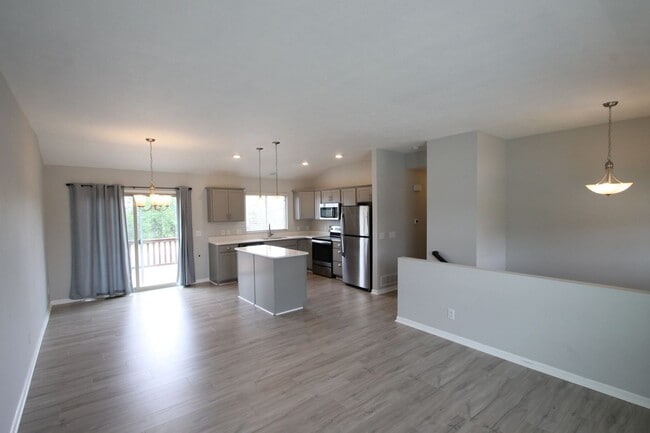 Building Photo - Fall Move In Special!!!  1/2 Off 1st Month...