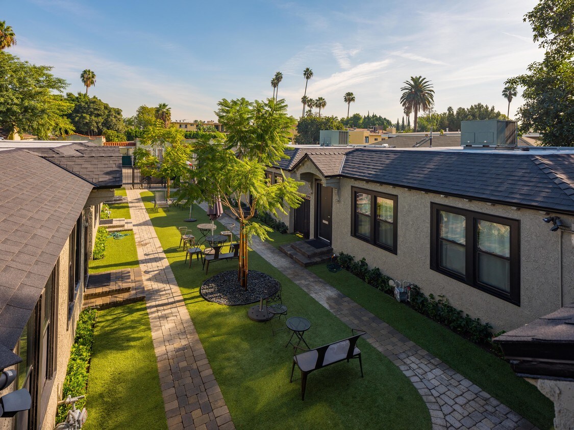 Parque para perros del Courtyard - 1259 N Genesee Ave