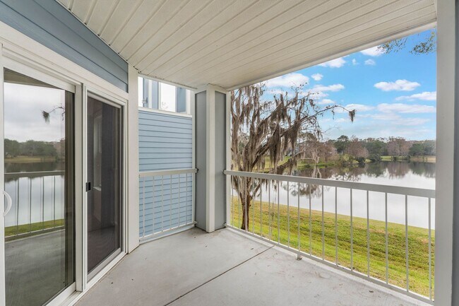 Foto del edificio - Beautiful LAKEFRONT Condo in Lake Mary ~ New Kitchen, New Flooring, Gated Community!