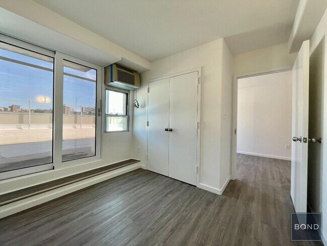 Foto del edificio - 22-30 Marble Hill Ave-