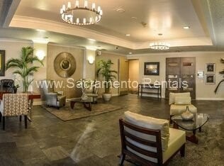 Foto del edificio - Spacious Updated 2bd/2ba Downtown Condo - Great Location!