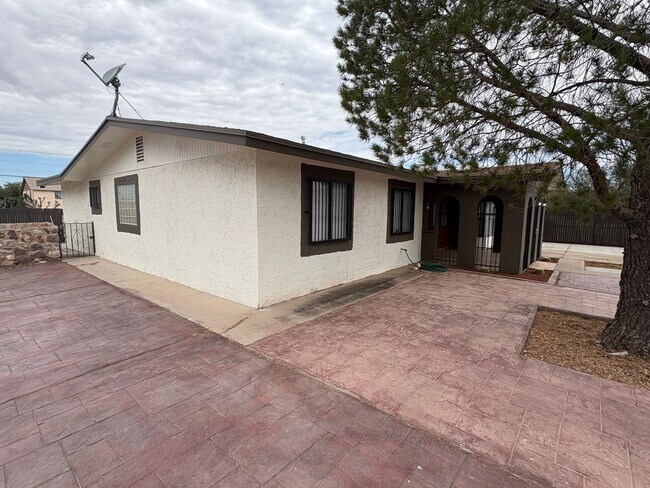 Foto del edificio - HOME FOR RENT IN ANTHONY TEXAS