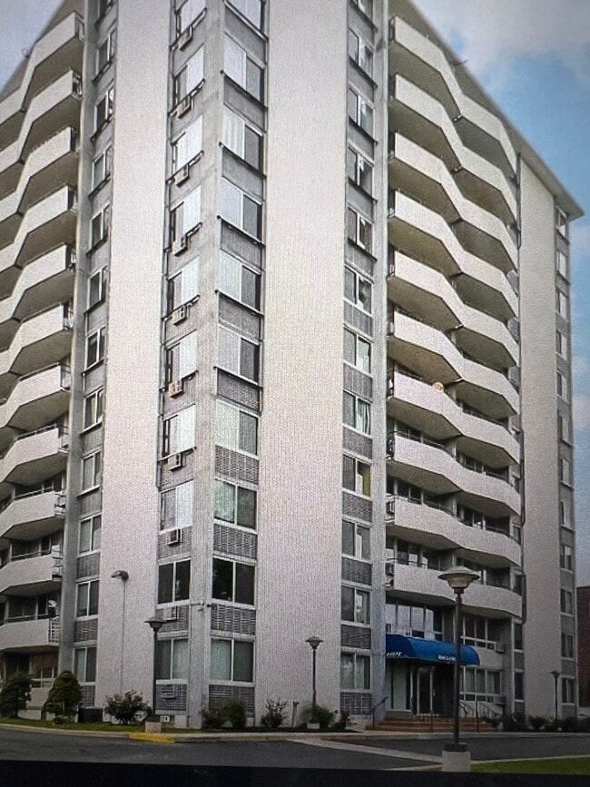 Building Photo - 11811 Lake Ave