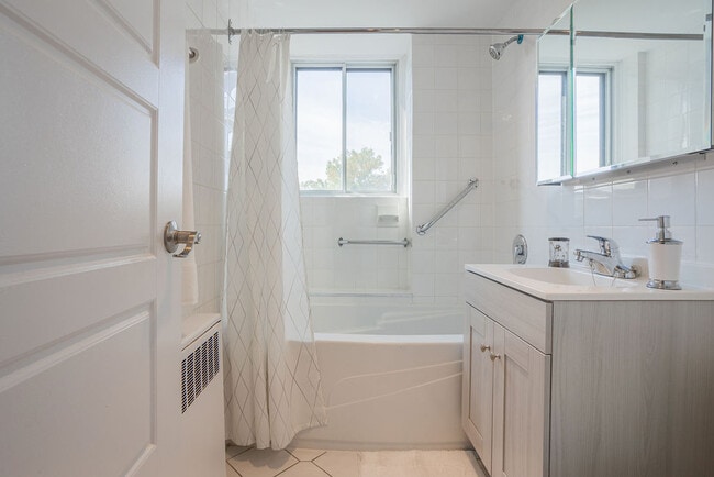 Building Photo - 4840 Côte St-Luc