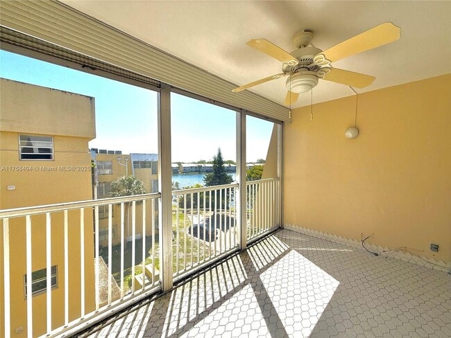 Foto del edificio - 920 NE 199th St