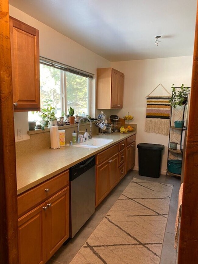 Foto del edificio - Lovely 3 Bedroom Home with Upgrades Throug...