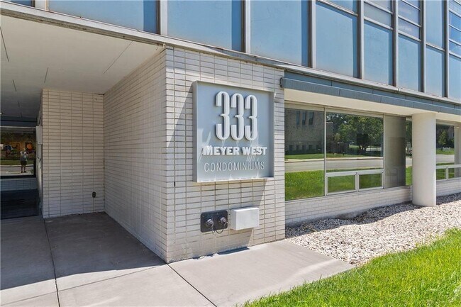 Foto del edificio - 333 W Meyer Blvd