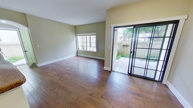 Building Photo - 2 Bed / 2 Bath Condo-Detached 2 car garage...