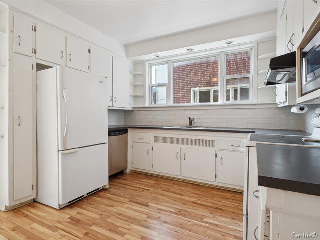 Building Photo - 2290 Boul Saint-Joseph E