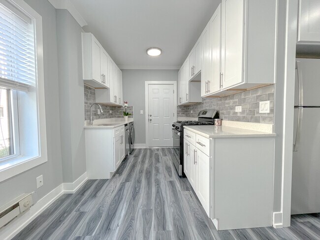 Foto del edificio - 3825 N Greenview Ave