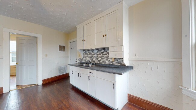Building Photo - 3165 W 31st St
