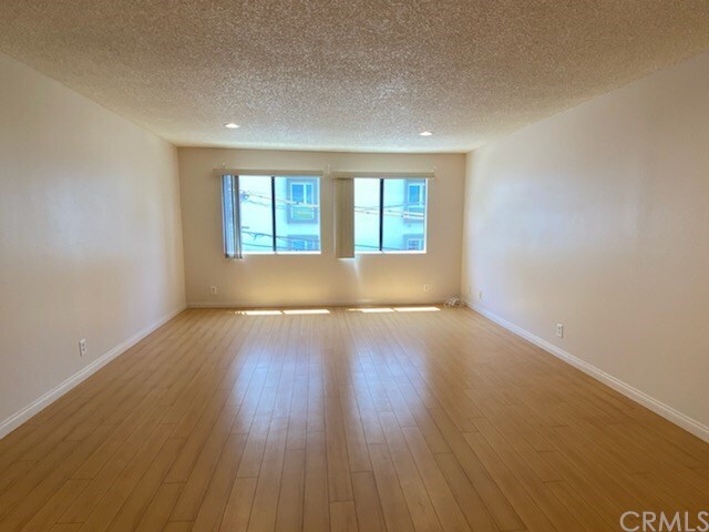 Building Photo - 526 Oak St