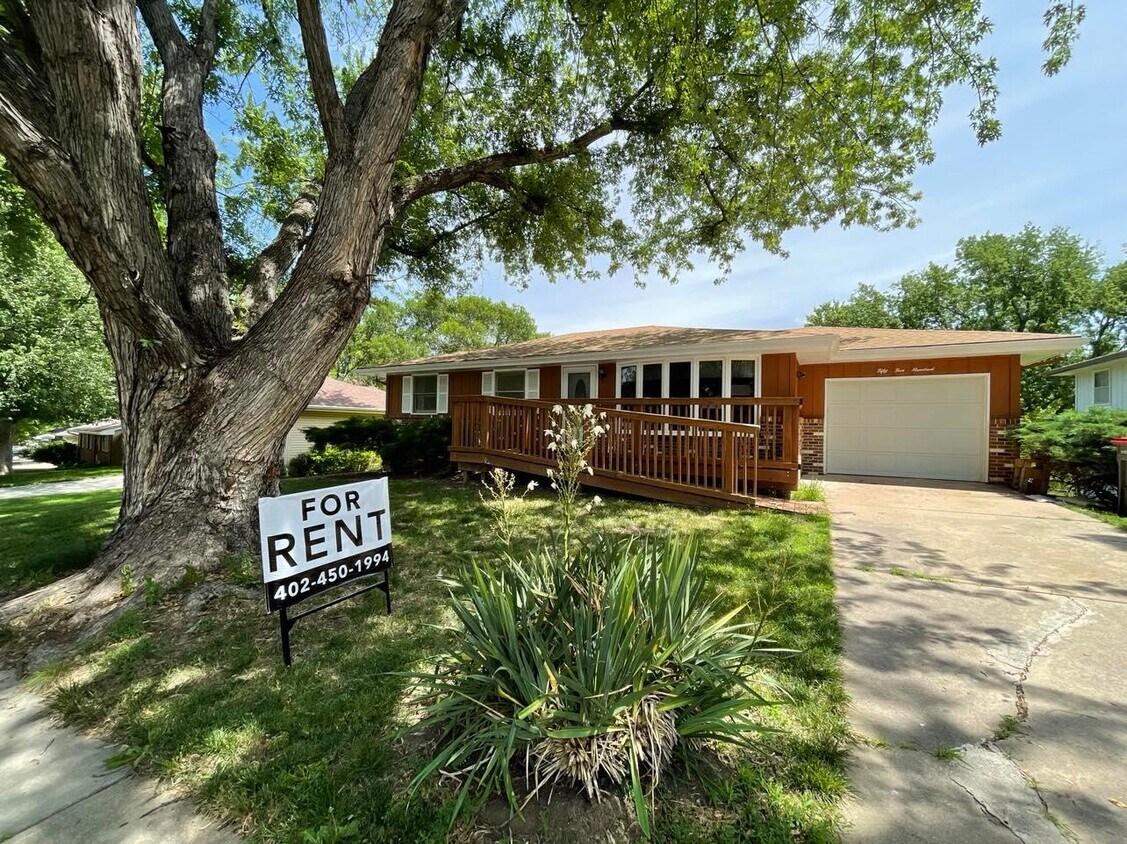 5500 Stonecliffe Dr, Lincoln, NE 68516 House Rental in Lincoln, NE