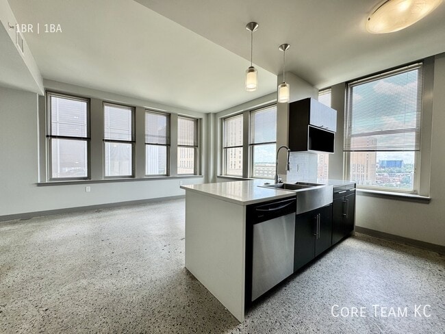 Building Photo - 306 E 12th St