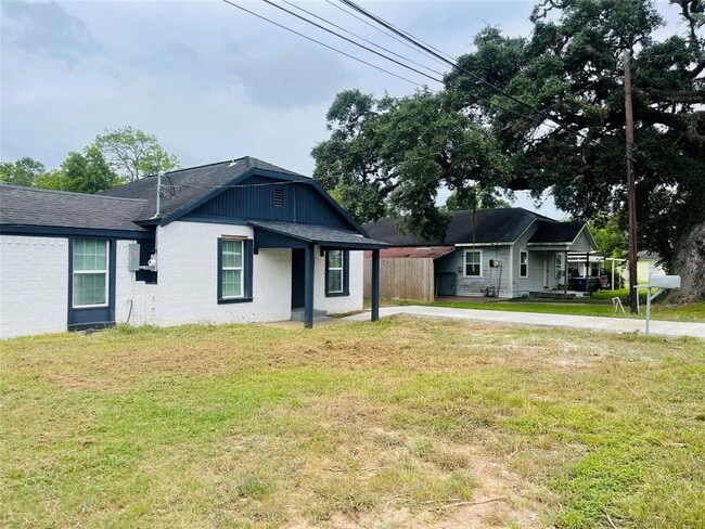Building Photo - 506 N Hackberry St