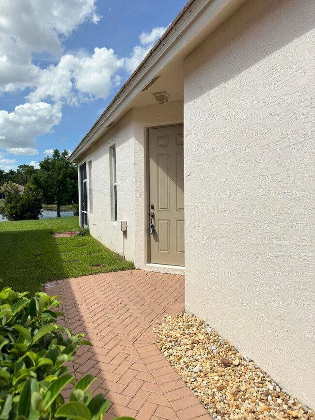 Building Photo - 875 SW Rocky Bayou Terrace