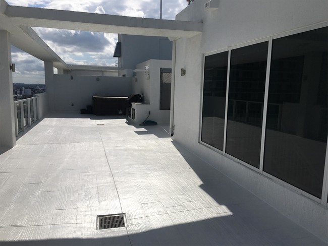 Building Photo - 601 NE 27th St