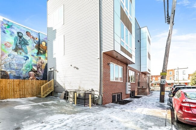 Building Photo - 953 Belmont Ave