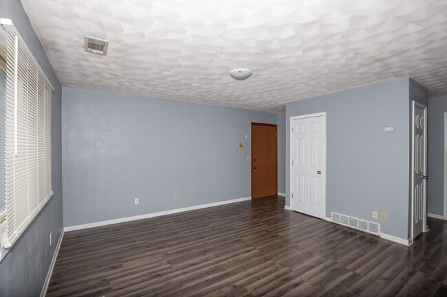 Foto del edificio - 3430 Holiday Ct