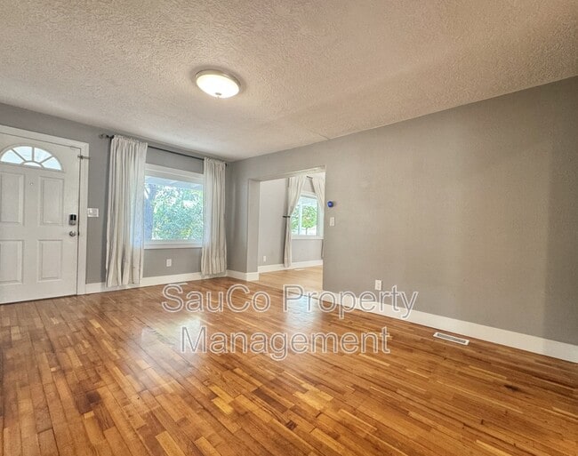 Building Photo - 6543 SE Borwick St