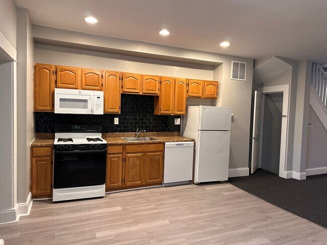 Building Photo - 2 Bedroom - Newly Renovated!