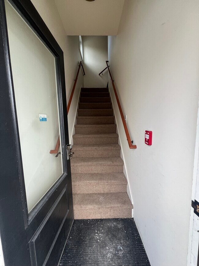 Entrada principal al apartamento - 430 Shelburne Rd